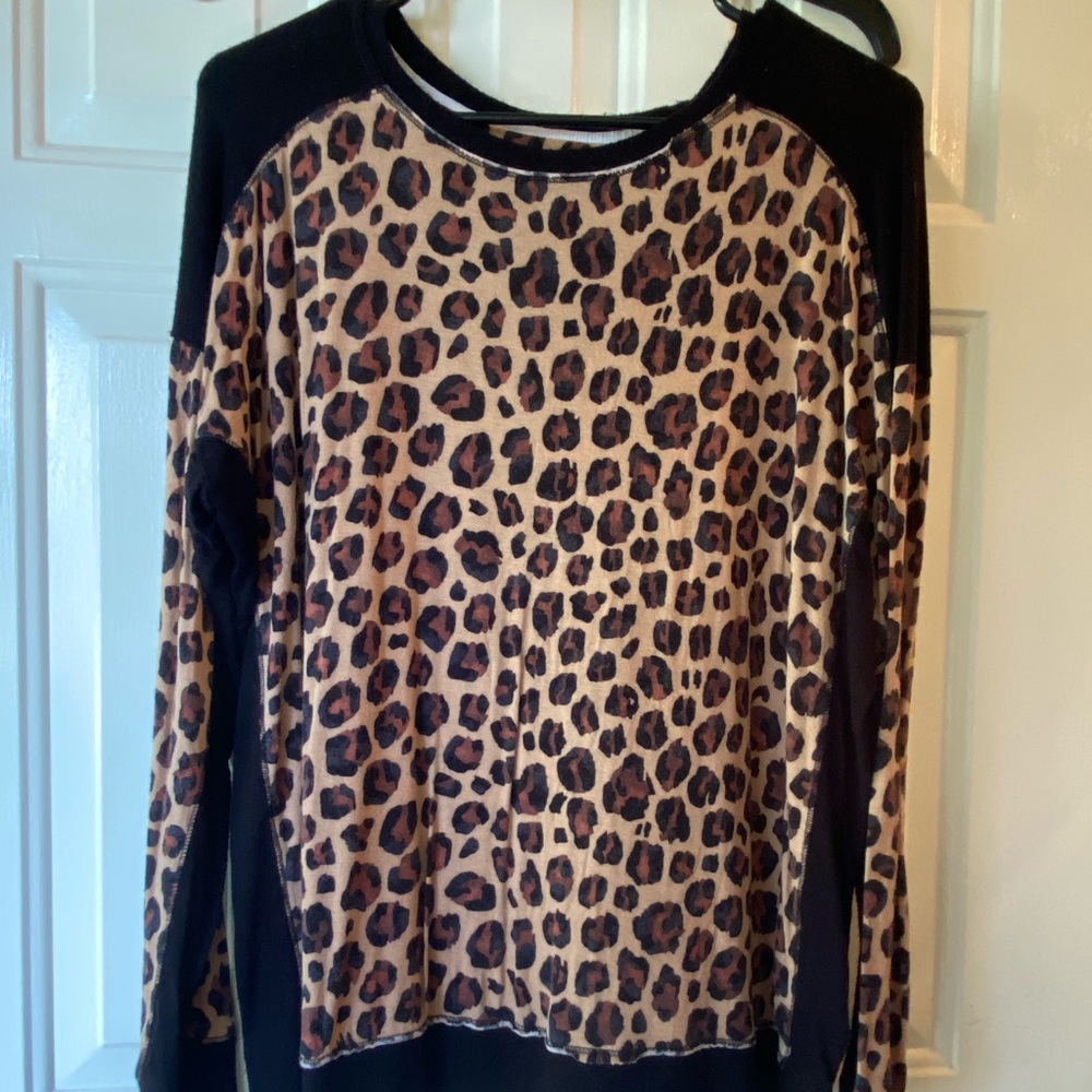 Leopard top. - Picture 2 of 3